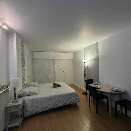 Des Champs Elysees Apartment *