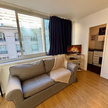Des Champs Elysees Apartment Paris