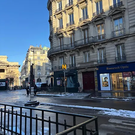Des Champs Elysées Paris